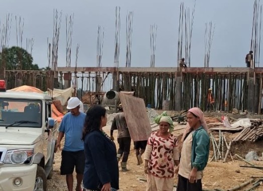 निर्माण व्यवसायीसंग जानकारी लिदै प्र.जि.अ.