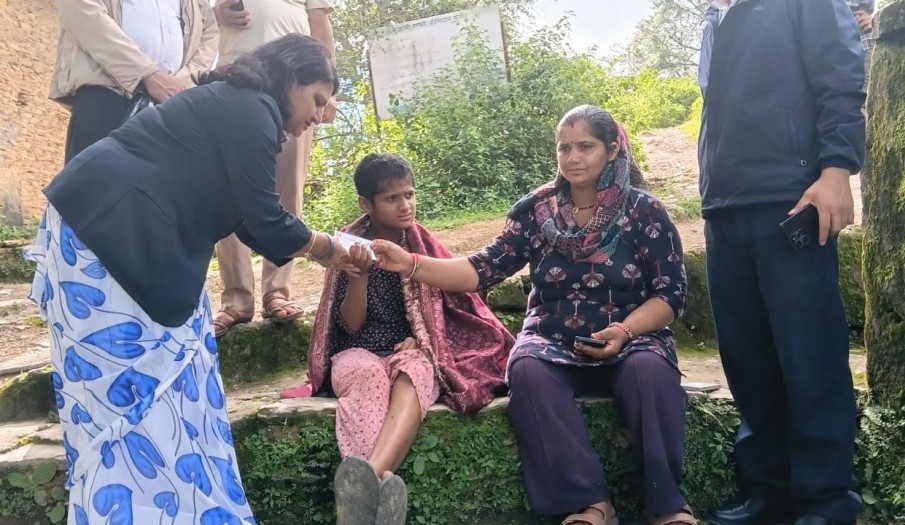 जिल्ला प्रशासन कार्यालय बैतडीद्धारा 'असक्तको घरमा प्र. जि. अ.' कार्यक्रम अन्तरगत दशरथ चन्द न पा ६ थाचौरका श्री भरतराज पन्त र  श्री कमला पन्तका मानसिक अपांगता (क वर्ग) भएकी छोरी श्री अस्मिता पन्तलाइ नागरिकता प्रदान ।