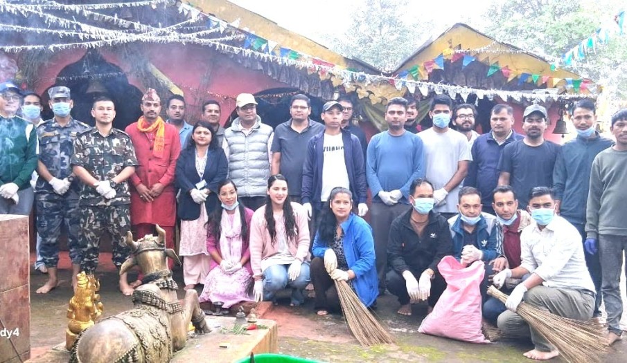 संविधान दिवस २०८३ को सन्दर्भमा राष्ट्रसेवक कर्मचारीद्धारा जगन्नाथ मन्दिरमा सरसफाइ